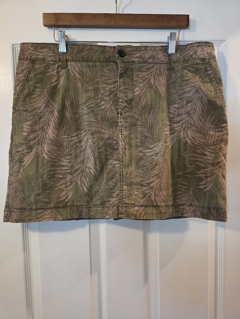 Sonoma Olive and Tan Leaf-Print Women's Skort - Size 16